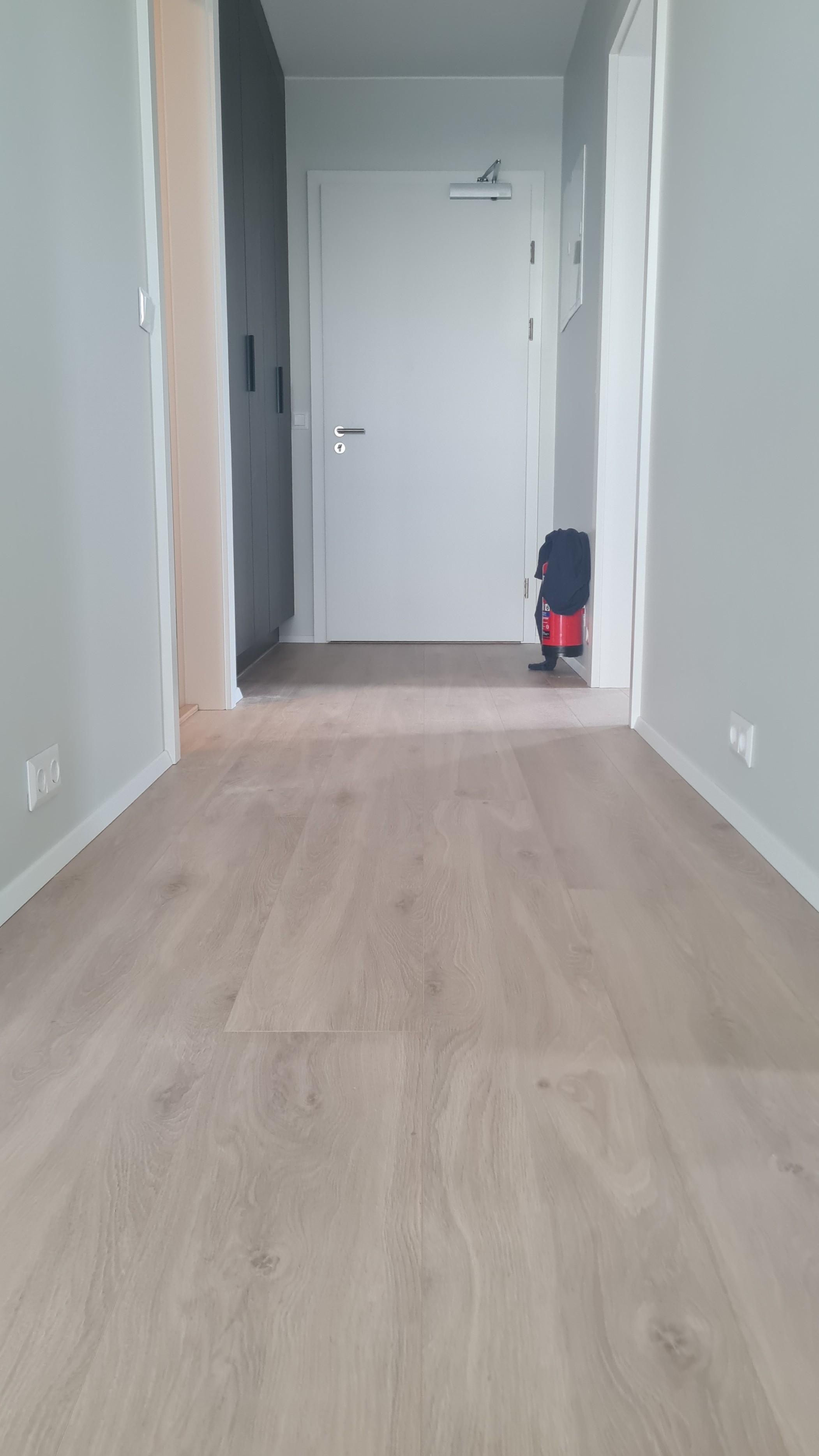 Fullklárað parketgólf í gangi