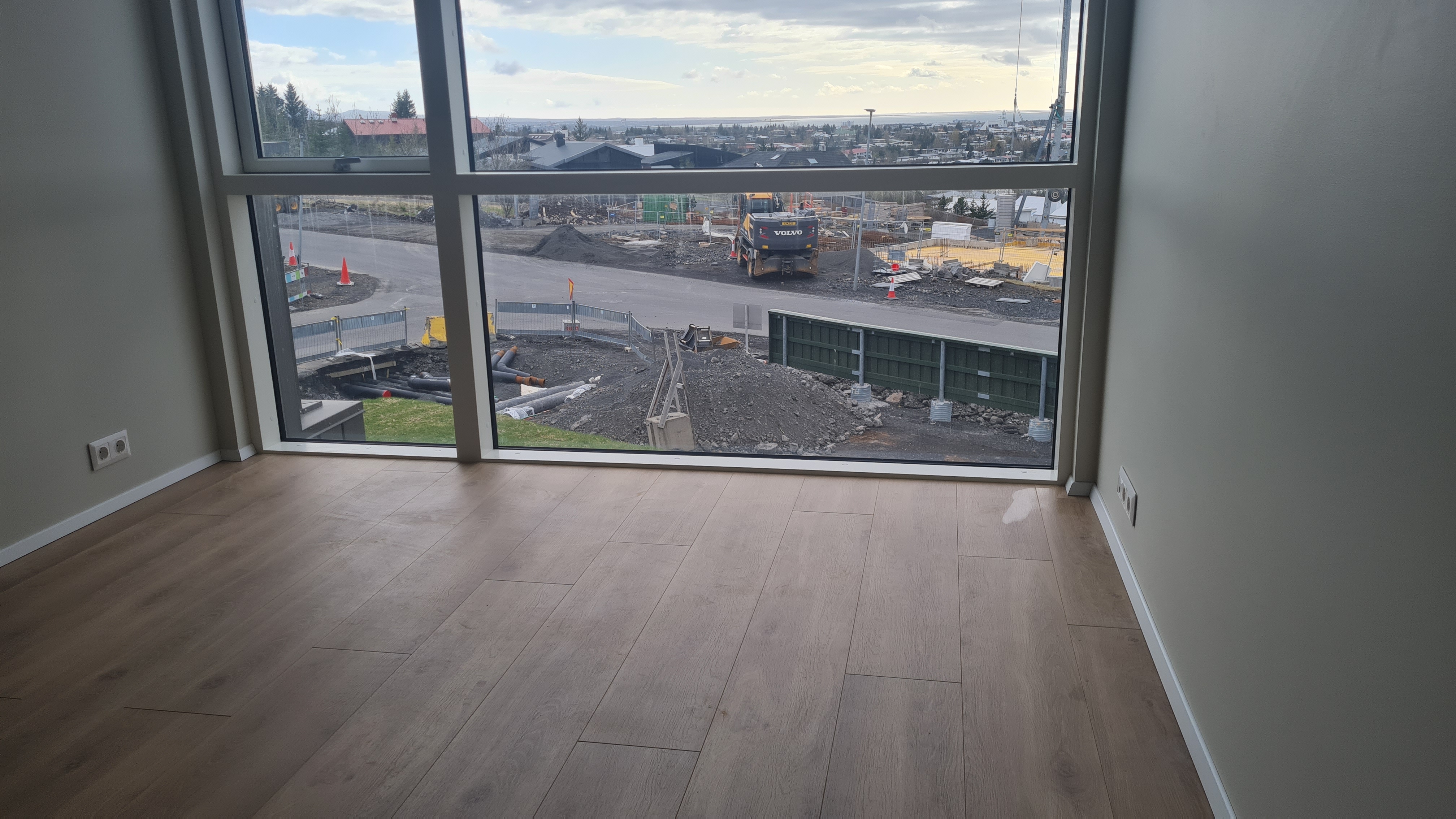 Parketlögn í stofu með útsýni